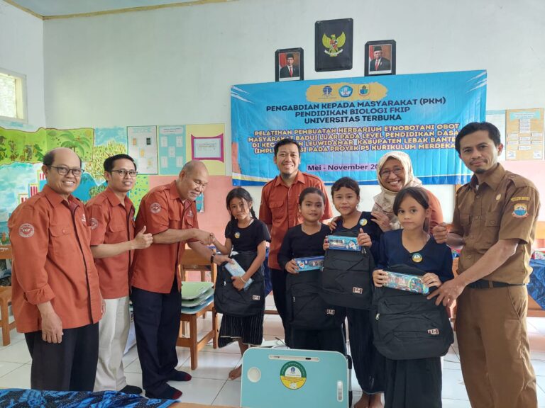 Inovasi dan Kreativitas Tim PKM Universitas Terbuka dalam Pelatihan Pembuatan Herbarium Etnobotani Obat Masyarakat Badui Luar: Implementasi Proyek P5 Kurikulum Merdeka